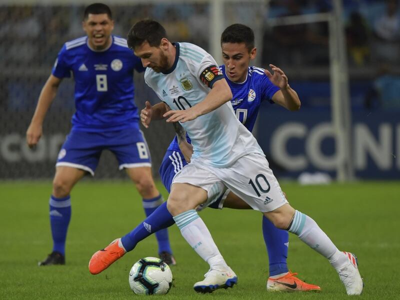 Messi se recupera de un golpe en el tobillo y será titular con Argentina