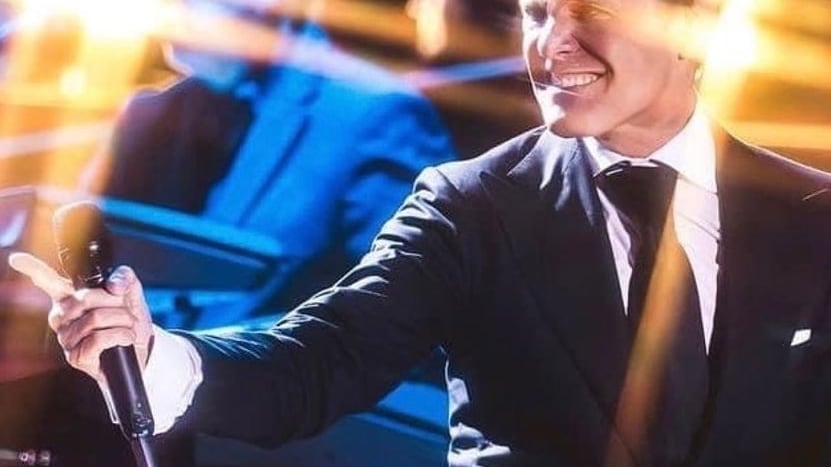 Lanzan Luis Miguel: por debajo de la mesa.