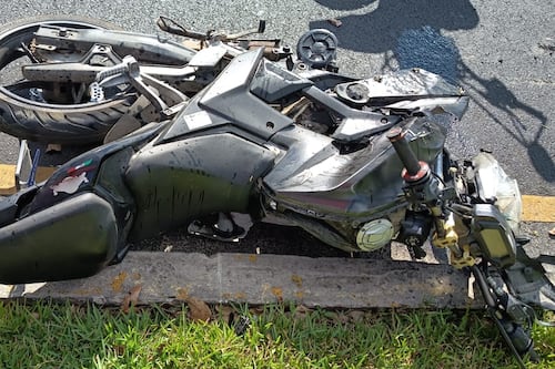 VIDEO. En estas condiciones quedó la motocicleta de uno de los accidentados en Vista Hermosa