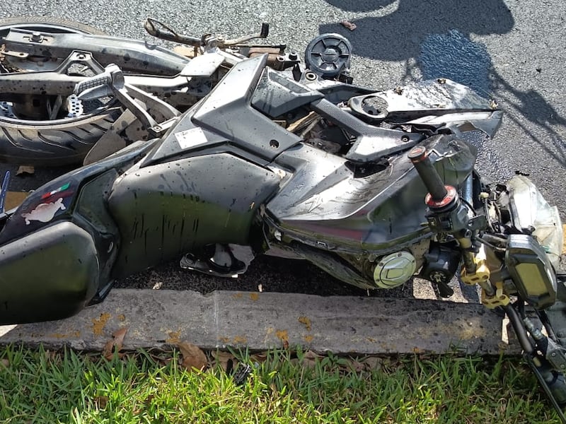 VIDEO. En estas condiciones quedó la motocicleta de uno de los accidentados en Vista Hermosa