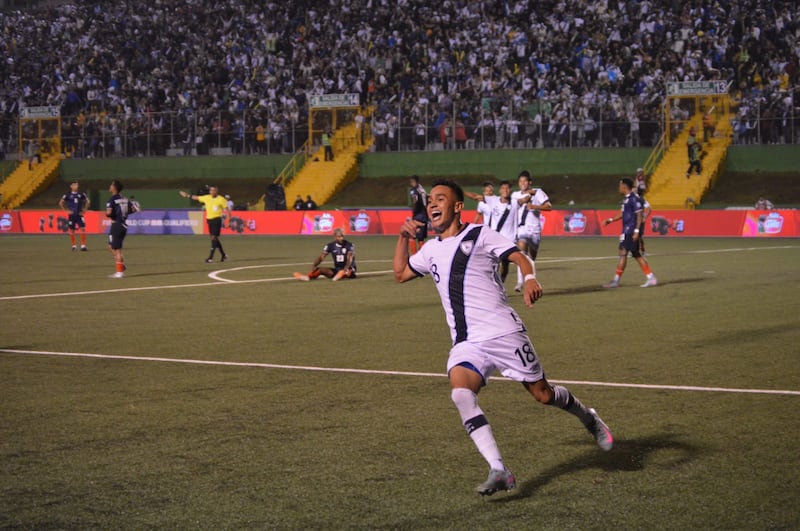 Así se vivió la victoria de Guatemala 4-2 a República Dominicada en el estadio Cementos Progreso. Foto: Kenneth Monzón