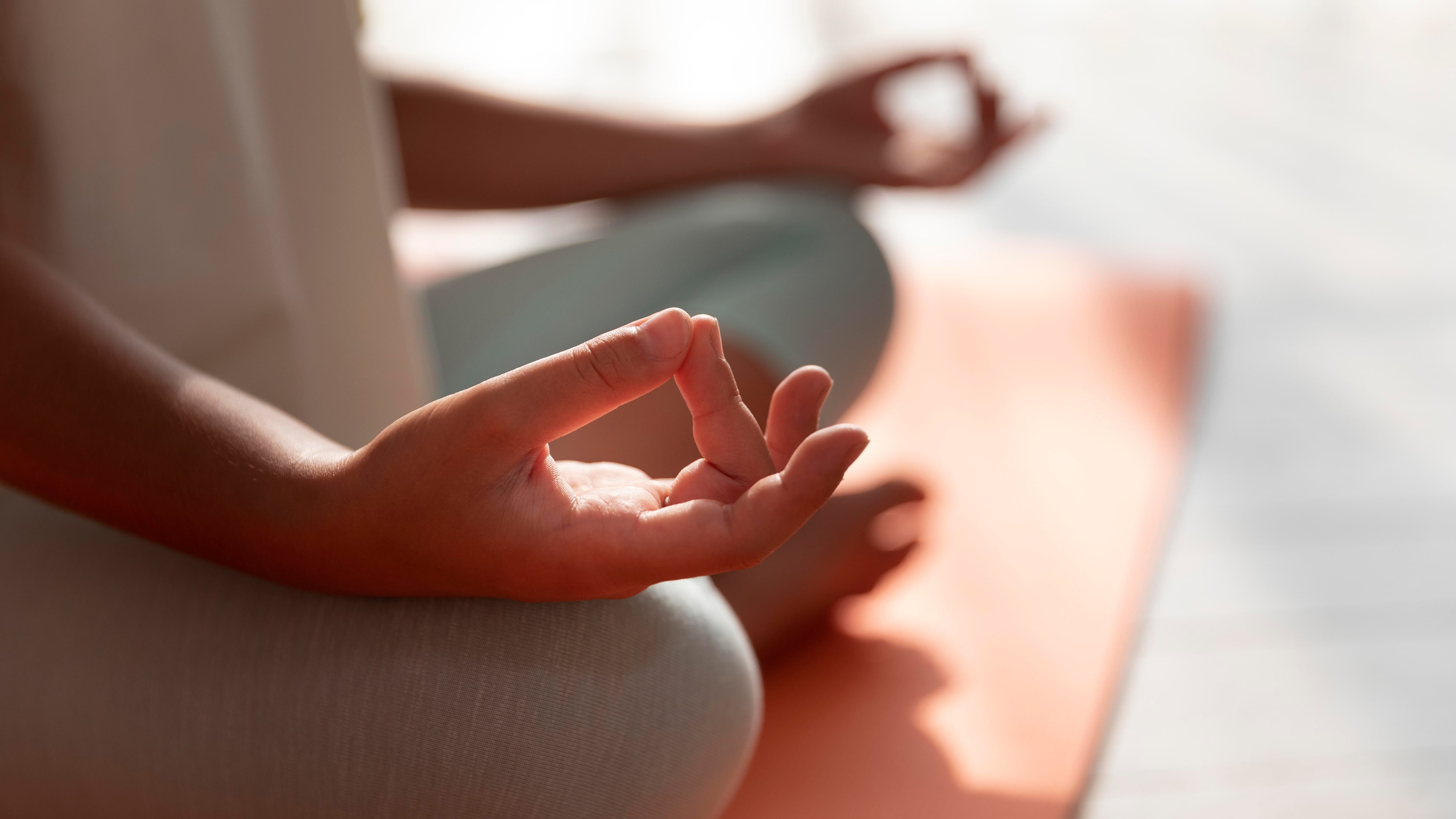 Un estudio revela que tan solo una semana de meditación intensiva y prácticas mente-cuerpo puede generar cambios medibles tanto en el cerebro como en el organismo. Foto: Freepik.