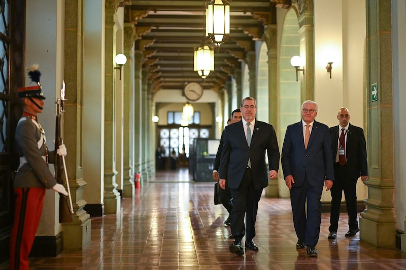 El presidente de Guatemala, Bernardo Arévalo, junto con el presidente de Alemania, Frank-Walter Steinmeier, en el Palacio Nacional de la Cultura.