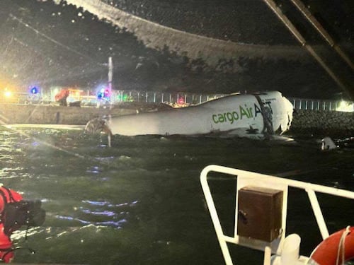 Dos muertos tras avión de carga se sale de la pista en Hong Kong