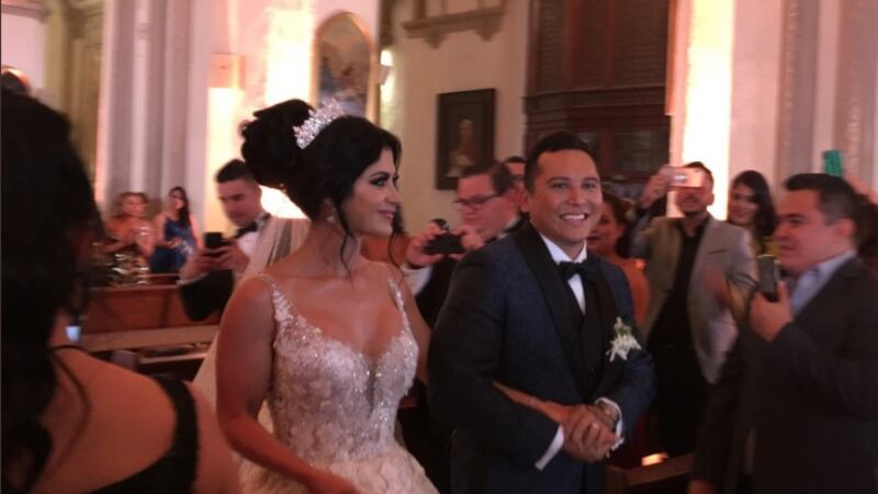 ¿Copia a Thalía? Kim Flores sorprende con su vestido de novia de más de 50 libras