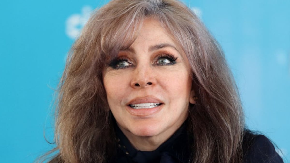 Verónica Castro inspira con el look ideal para mujeres de 60+ años con canas: da frescura y te resta edad