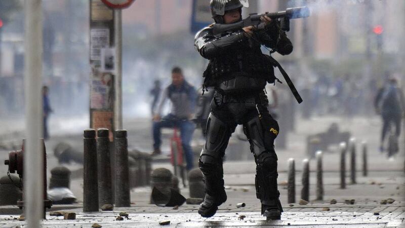 Decretan toque de queda en Bogotá tras disturbios y saqueos