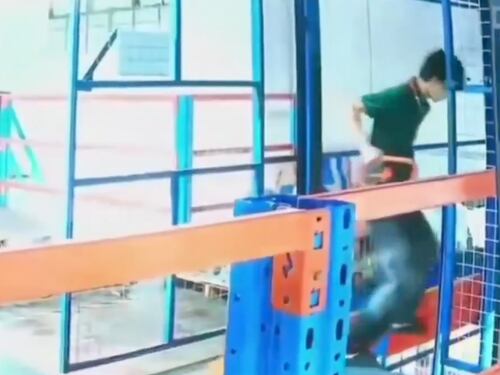 Trabajador cae por mirar el celular y no ver que el elevador no estaba