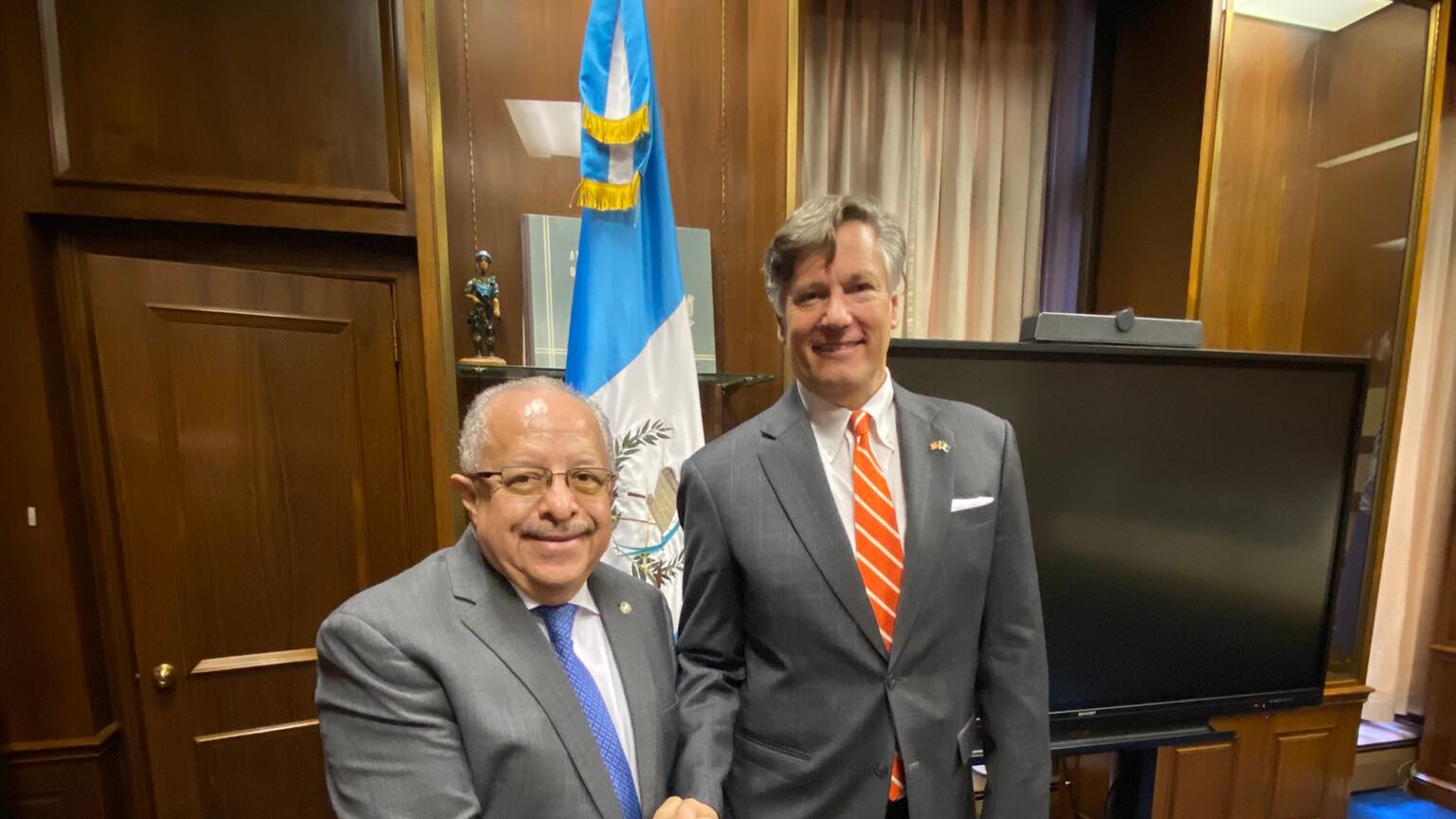 El canciller guatemalteco Carlos Martínez junto con el subsecretario de Estado de EE. UU., Christopher Landau.