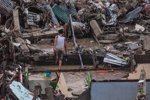 VIDEO. Así fue como un hombre se aferró con su vida a su moto durante el paso del tifón Kalmaegi