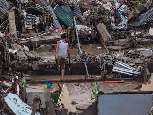 VIDEO. Así fue como un hombre se aferró con su vida a su moto durante el paso del tifón Kalmaegi