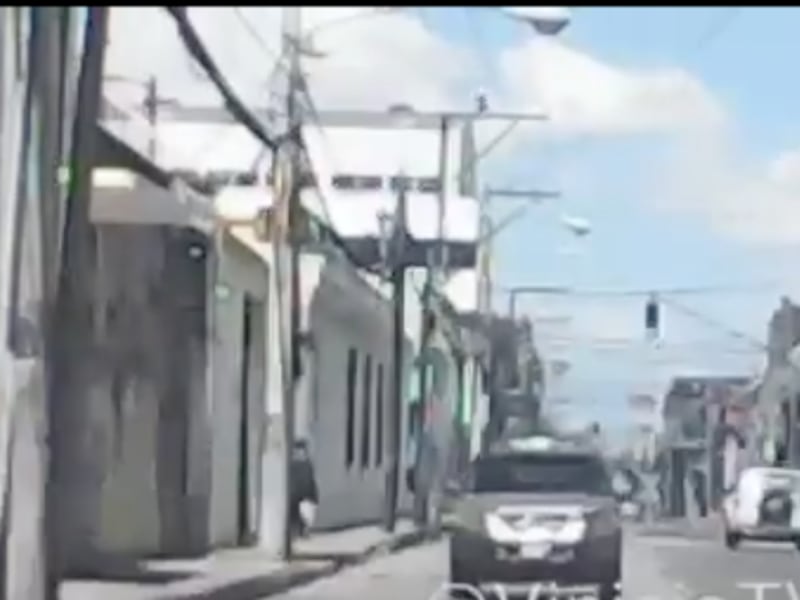 VIDEO. Conductor huye contra la vía en zona 1; peatón armado lo persigue