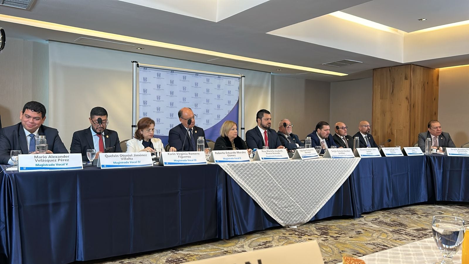 Nuevos magistrados del TSE dirigen sesión con representantes de los partidos políticos.