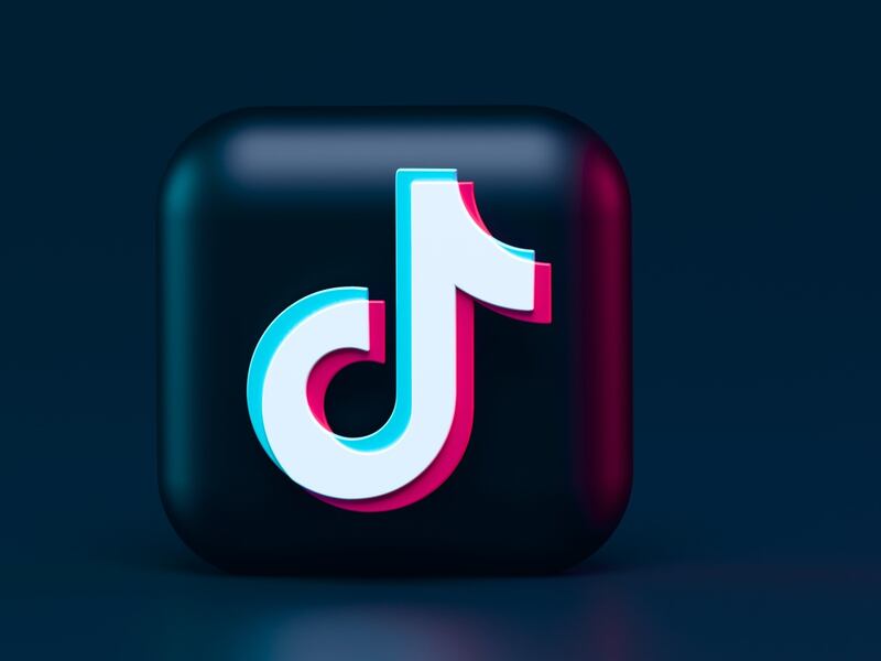 Conductor de Uber Eats se vuelve viral por una emotiva nota durante la entrega de un pedido y usuarios le pagan su boda