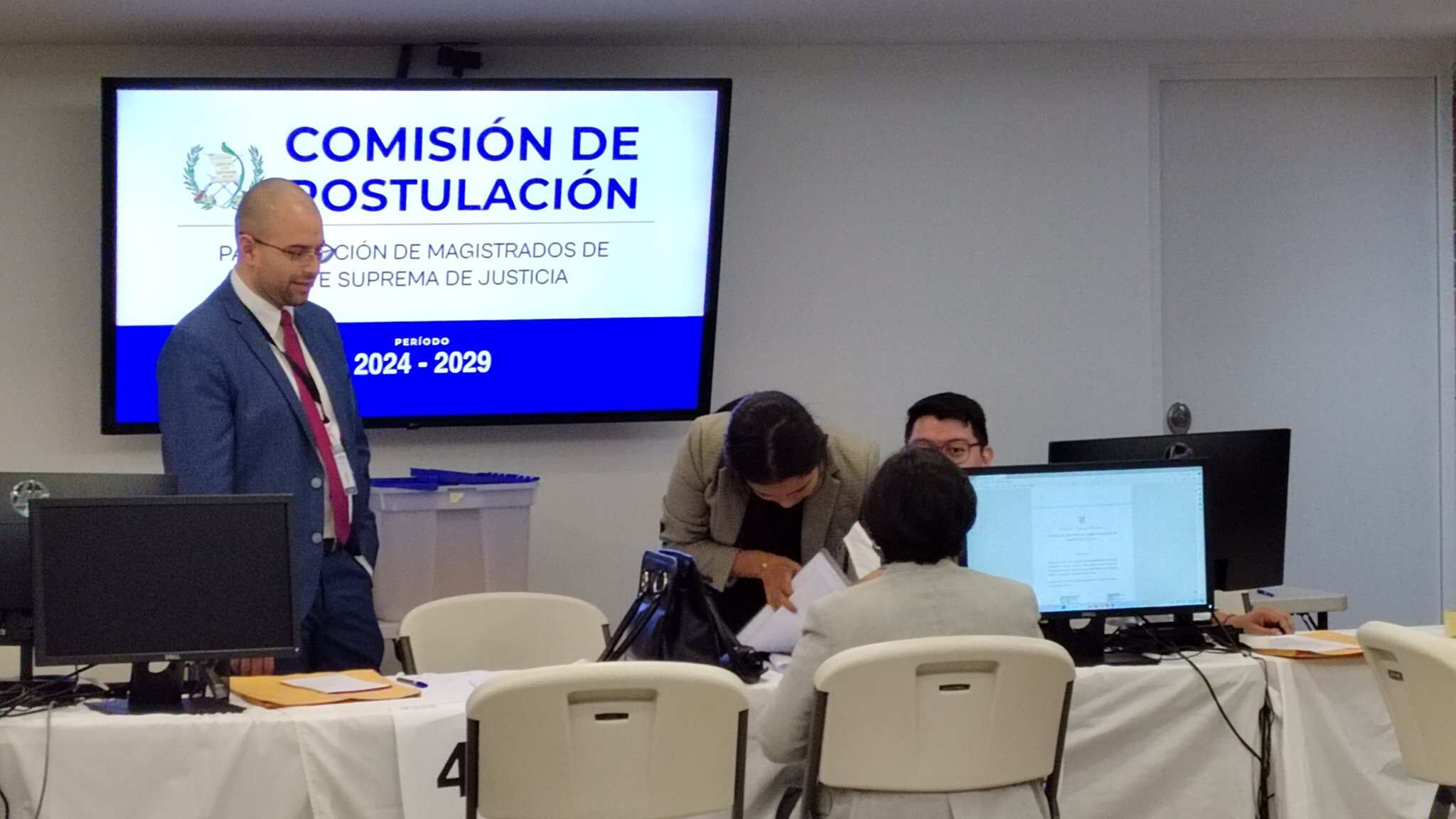 Mientras sigue la recepción de expedientes de candidatos. Foto Guatemala Visible