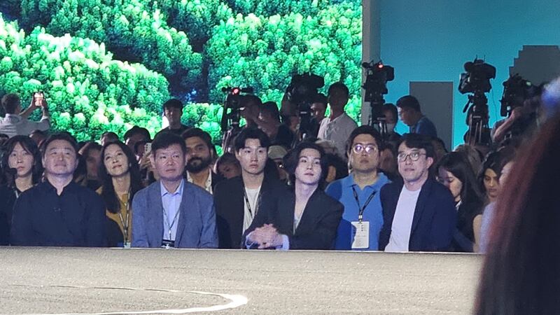 Suga de BTS, Stray Kids, Anitta y Sydney Sweeney revolucionan el Galaxy Unpacke en Corea