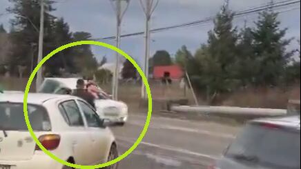 Mujer sobre un auto.