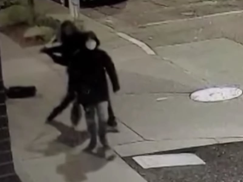 VIDEO. Hombre da batazo en la cabeza a mujer en plena vía pública