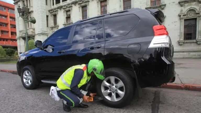 El cepo será retirado al momento de emitir la boleta de aviso, permitiendo al propietario pagar o impugnar la multa.