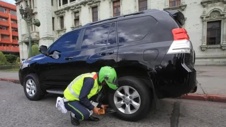 El cepo será retirado al momento de emitir la boleta de aviso, permitiendo al propietario pagar o impugnar la multa.