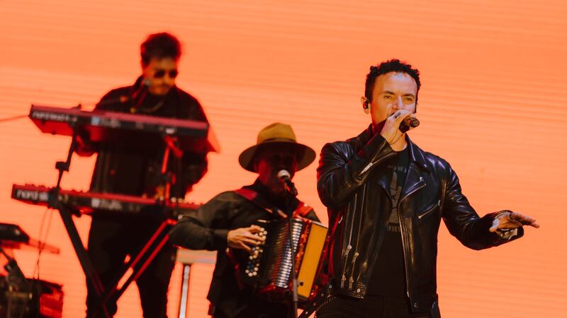 ¡Da la cara! Escenario y pantalla se caen en concierto de Fonseca en Guatemala