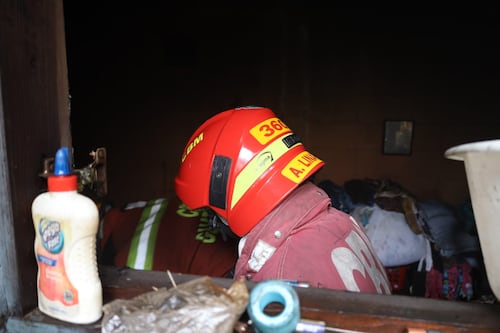 Incendio desata caos en vivienda de zona 3; una mujer resulta afectada