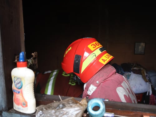 Incendio desata caos en vivienda de zona 3; una mujer resulta afectada