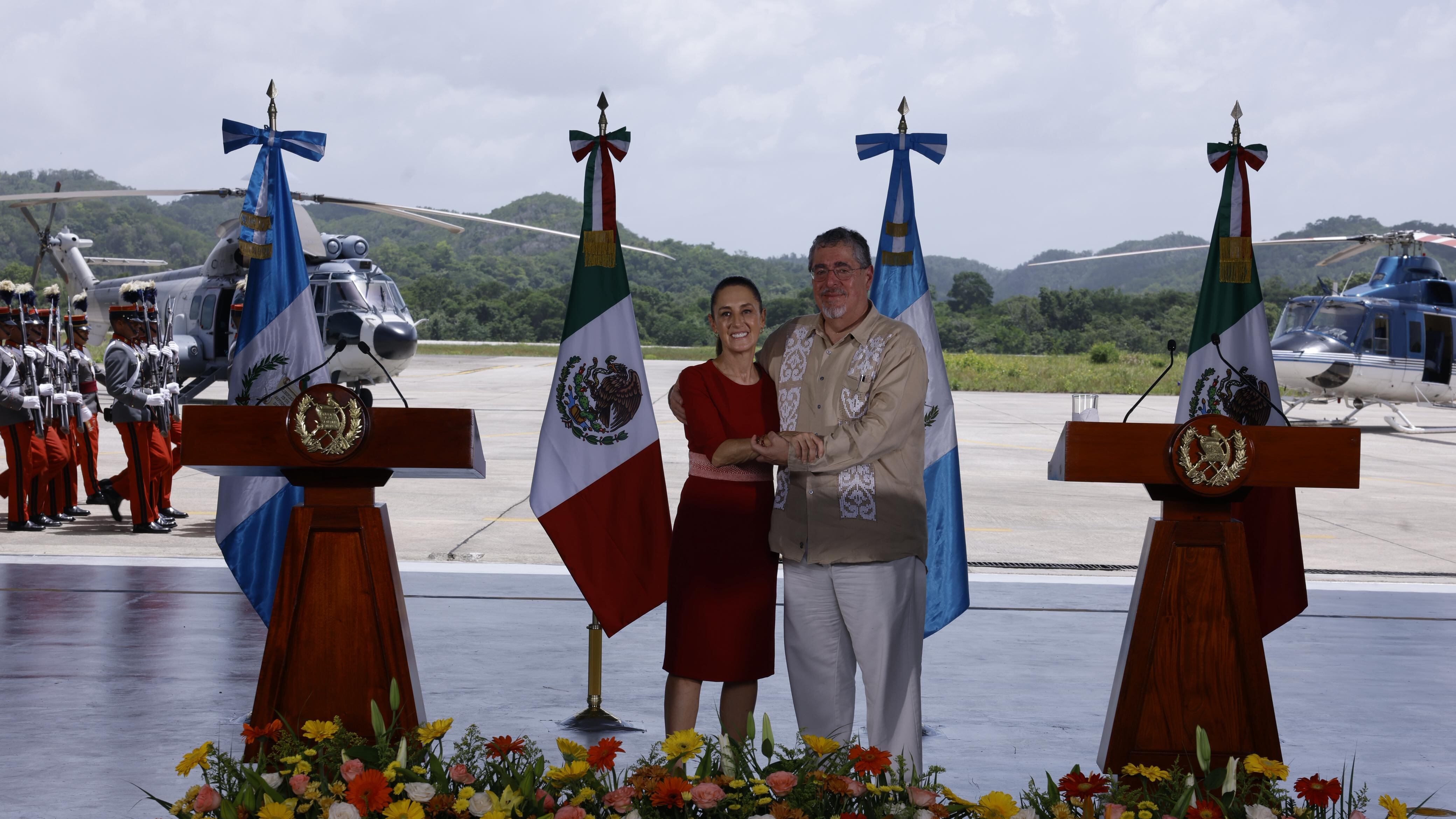 Claudia Sheinbaum y Bernardo Arévalo al finalizar la conferencia de prensa. Foto: Gobierno de Guatemala