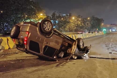 Conductor ebrio se accidenta y camionetilla queda volcada en la Roosevelt