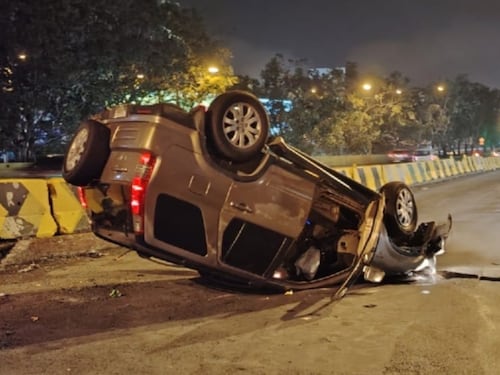 Conductor ebrio se accidenta y camionetilla queda volcada en la Roosevelt