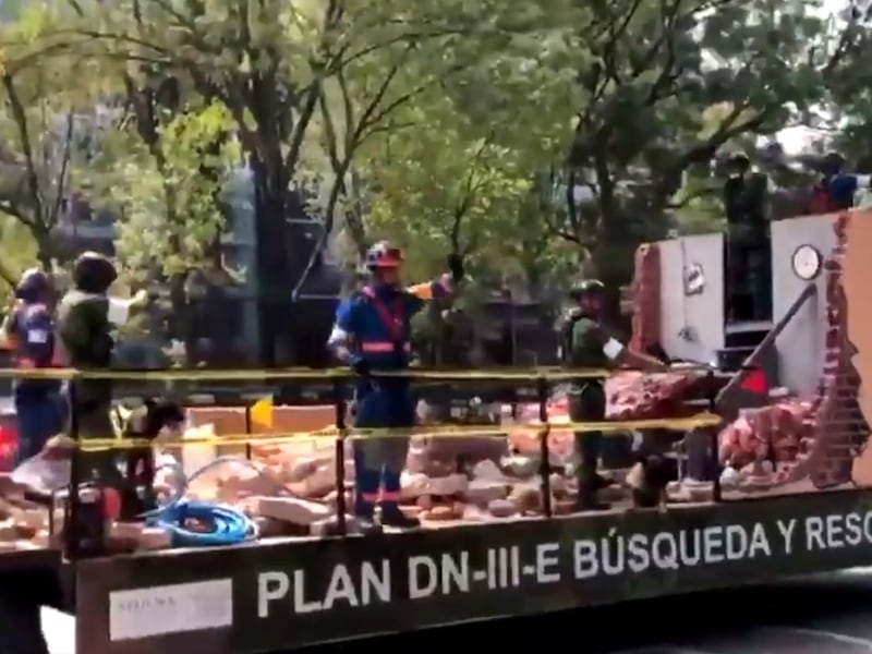 VIDEO. Mano que saluda entre los escombros durante desfile genera polémica en México