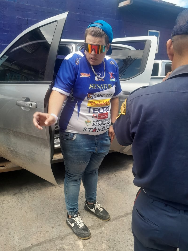 Este aficionado de los venados de Suchitepéquez habría dejado encerrado a su hijo en un picop en Mazatenango.