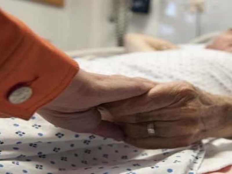 Mujer cumplió el último deseo de su padre: le llevó ron al hospital
