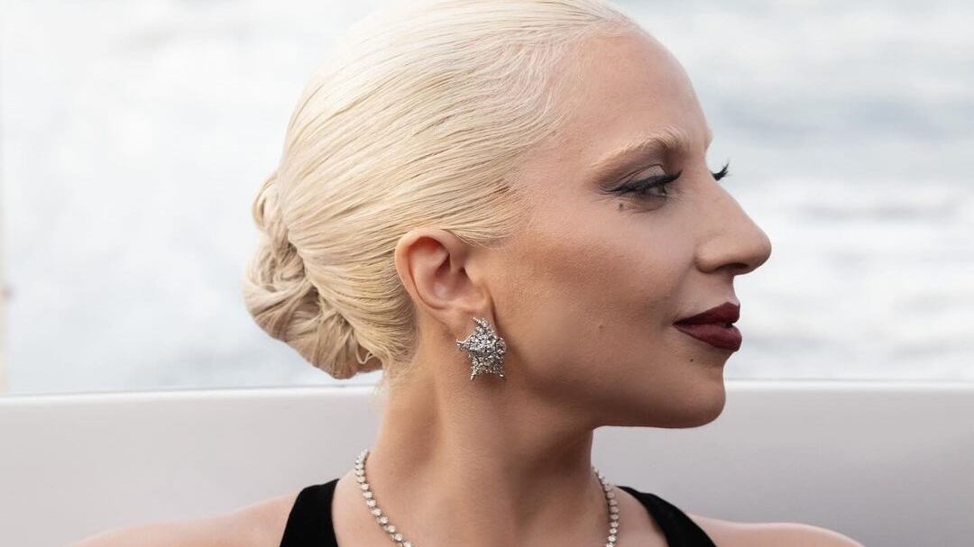 Lady Gaga nos mostra que é a hora de apostar no cabelo vermelho