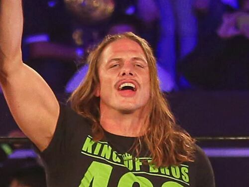 Estrella de la lucha libre golpeó a entrevistador en vivo