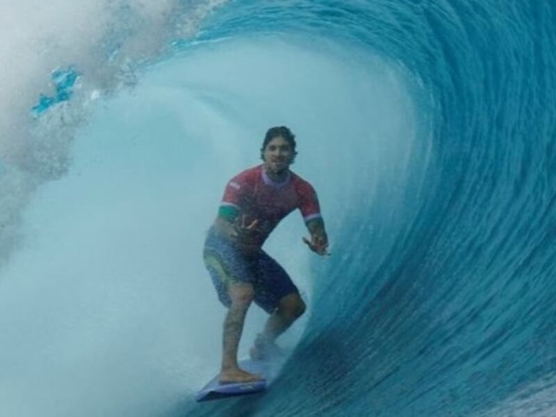 VIDEO. ¡Desafió la gravedad! Así dominó el brasileño la ola que protagonizó la fotografía de los Juegos Olímpicos