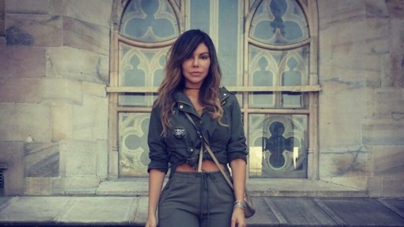 En sexy traje de baño, modelo presume que su trasero quedó igual al de Kim Kardashian