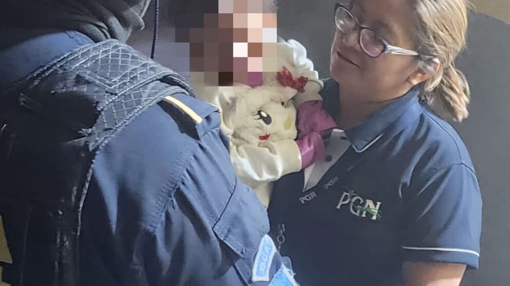 La niña de dos años, fue rescatada por los agentes de PNC y fue trasladada a una institución de resguardo. Foto: PNC.