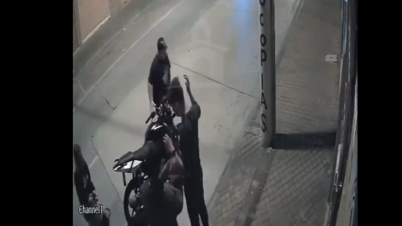 ¡Tres en moto! Hombre sufre asalto en zona 1 y todo queda grabado