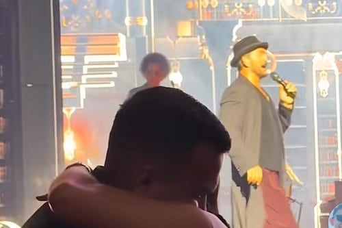 Los Hello Muchá graban propuesta de matrimonio en concierto de Arjona