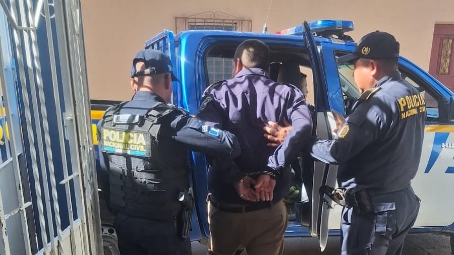 El guardia de seguridad privada fue detenido en respuesta a una denuncia ciudadana. Foto: PNC