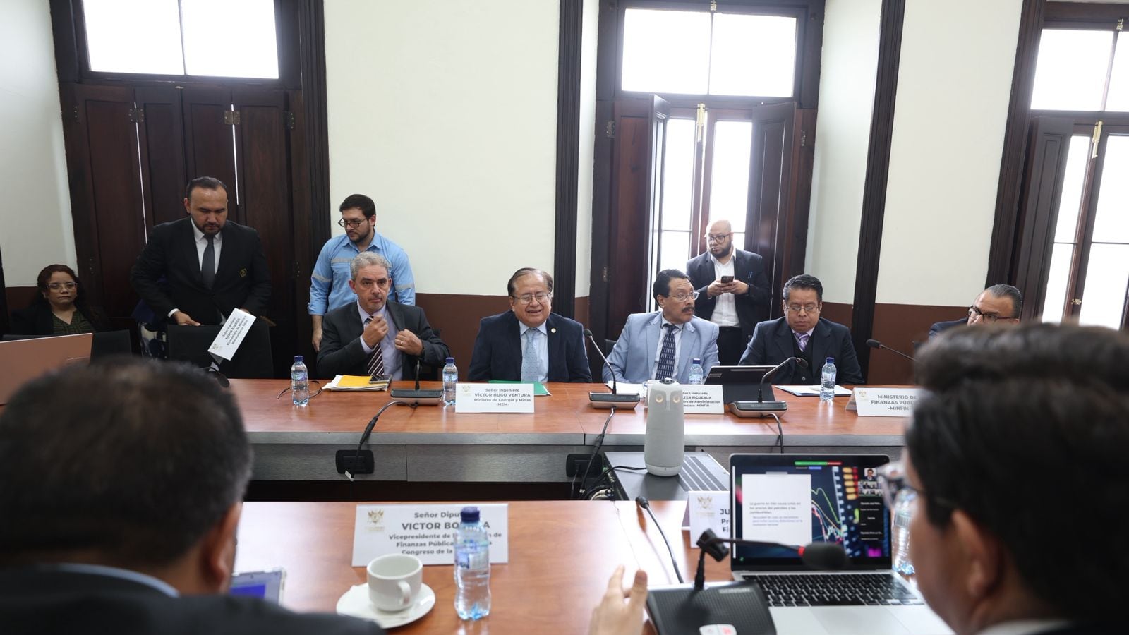 El ministro de Energía y Minas, Víctor Hugo Ventura, durante la reunión en la Comisión de Finanzas Públicas y Moneda.