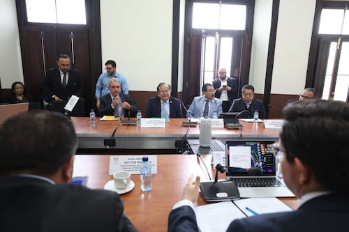 Congreso activa dos comisiones debido al alza en los precios de los combustibles