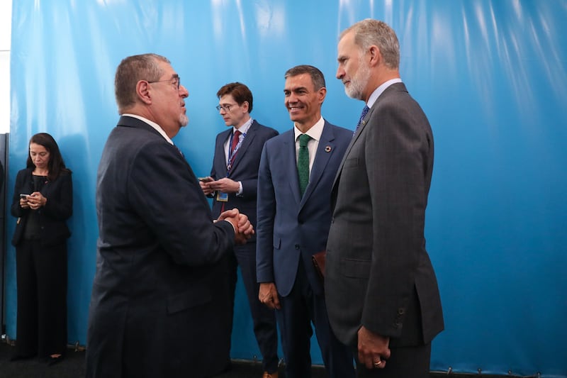 Bernardo Arévalo, presidente de Guatemala, conversa con el rey de España, Felipe VI.