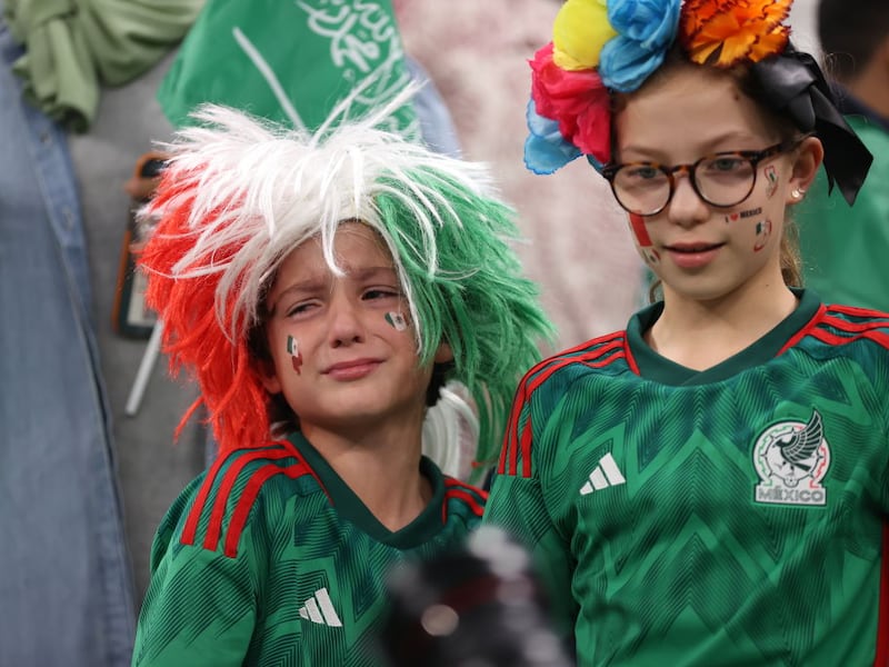 Así se deshacen aficionados de las camisetas de México