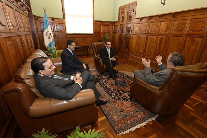 Garcia Luna durante la entrevista con Bernardo Arévalo. Foto: Gobierno de Guatemala