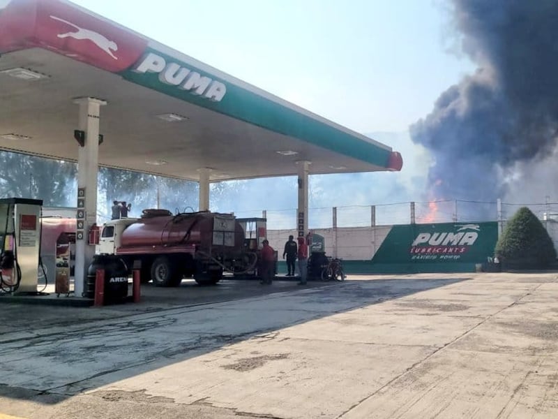 Gasolinera a punto de prender en llamas a causa de incendio forestal