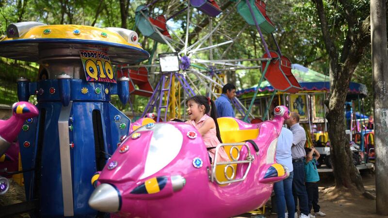 Entre juegos mecánicos y comida típica celebran a la Virgen del Carmen