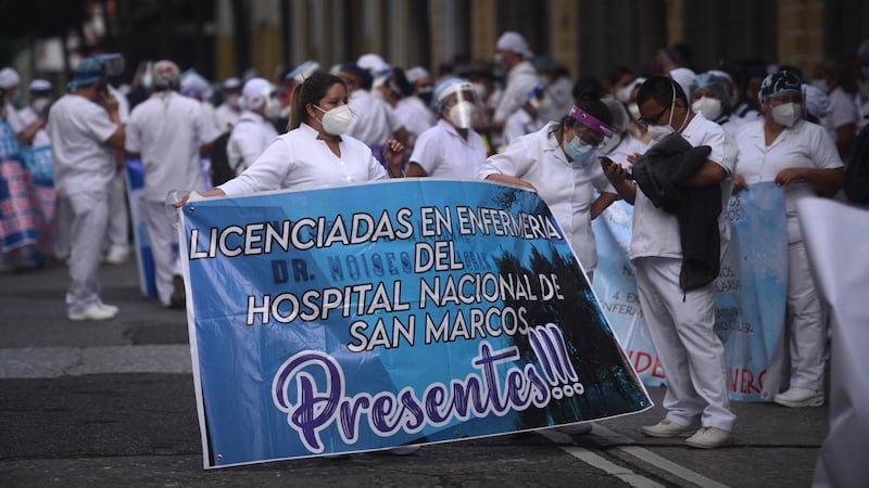 Licenciados en enfermería exigen mejoras salariales con protesta frente a Palacio