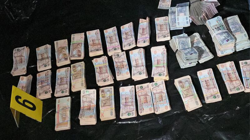 El historial criminal de una pareja detenida con Q283 mil en un carro